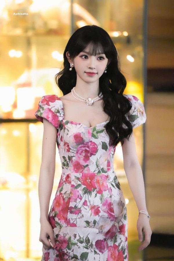 田曦薇穿碎花裙甜美娇俏皮肤白皙