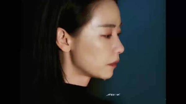 刘雅瑟新剧反差造型惊艳，影后实力展成熟魅力