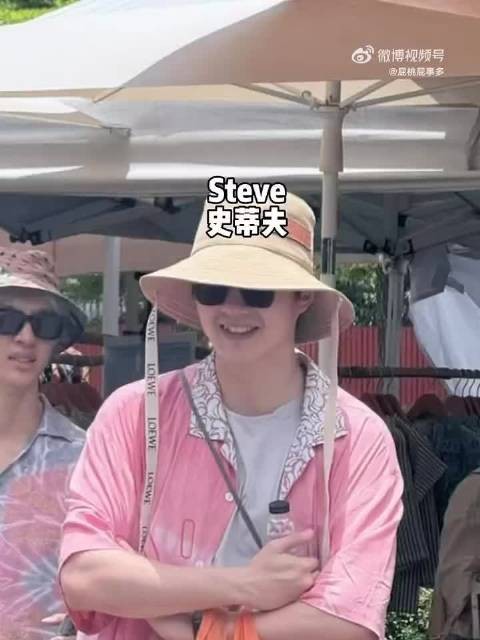 刘昊然泰国度假被偶遇，逛街看大象悠闲自在