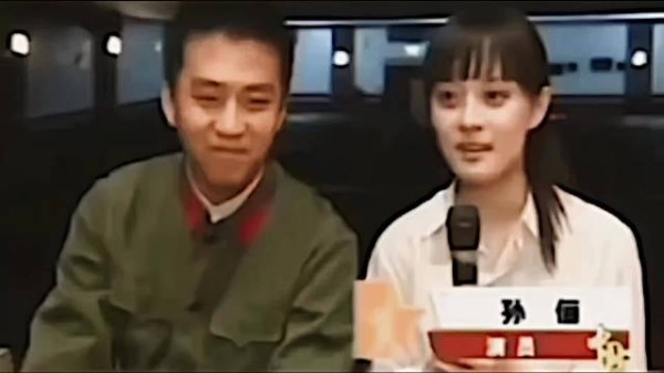 孙俪采访邓超求偶期视频曝光，超哥罕见文静稳重