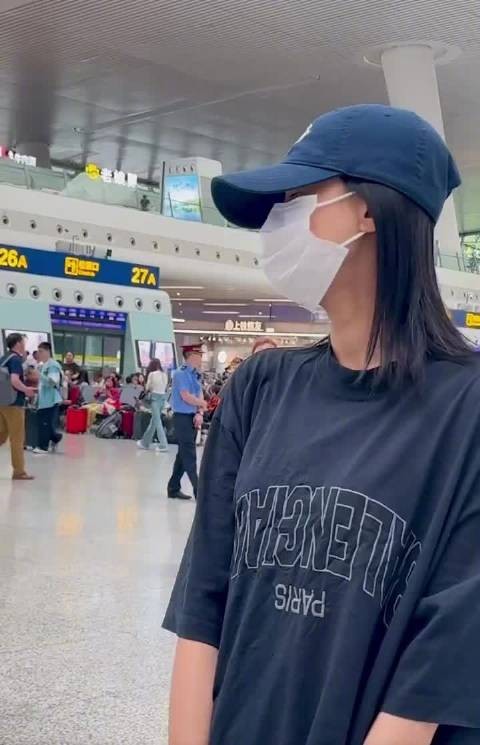 孙怡戴粉丝自制手链显真诚互动