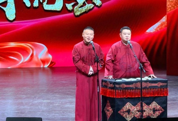 岳云鹏北京相声专场火爆开演！护士妻子穿搭朴素，14岁女儿肌肉线条吸睛