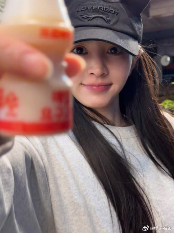 田曦薇微博晒猫耳造型随拍，元气适配度拉满