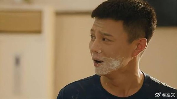 老杨乱讲话，被同事捂嘴，乌鸦嘴快点闭上吧！