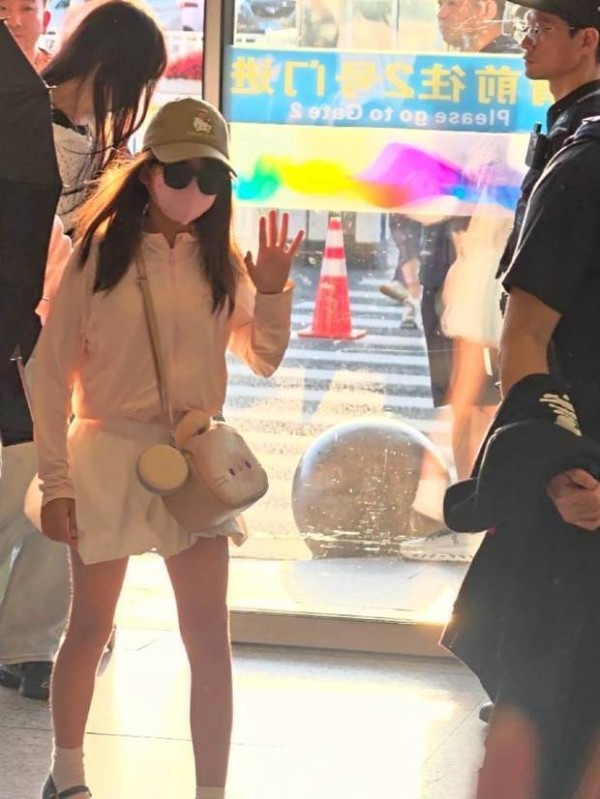 大女儿Hathaway大方向众人打招呼。