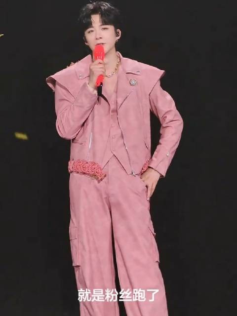 演唱会唠嗑环节 又萌又可爱的宁宁