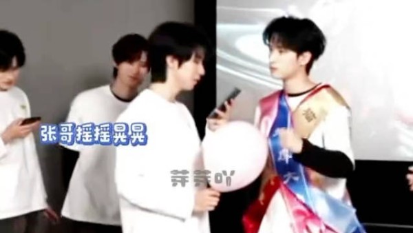 偷师这个赛道可太多人了！张真源这里在后面鬼鬼祟祟偷师，也太可爱了