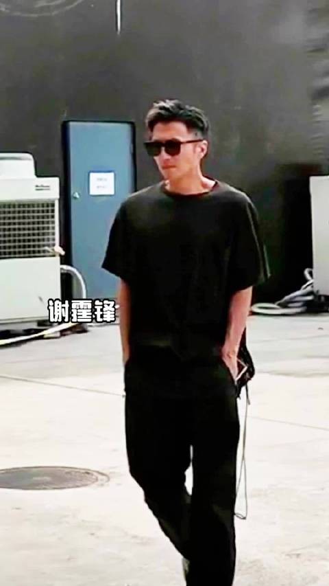 谢霆锋爱吃甜品还要买葱油粑粑，录节目也不耽误觅食