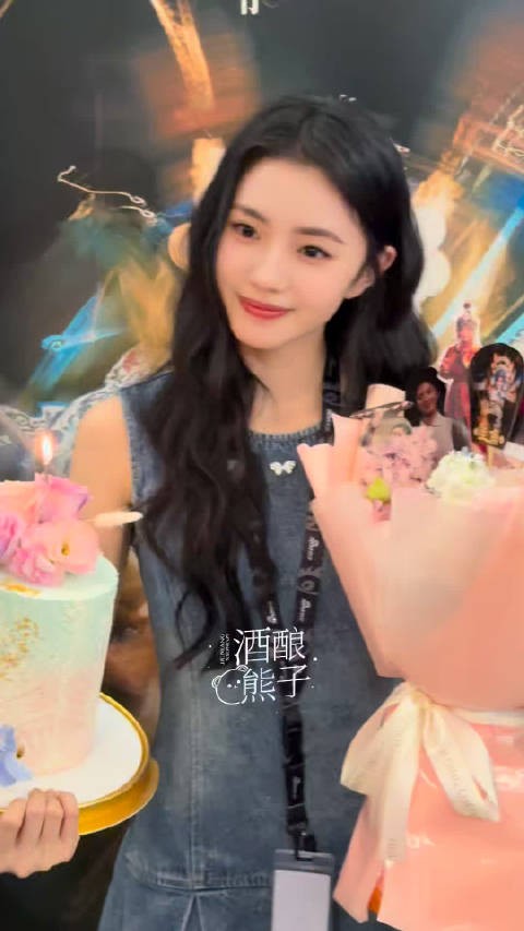大家一起唱生日快乐歌给浩存过生日了被礼花吓了一跳的宝宝