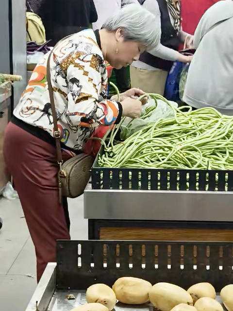 有网友评论:当初找老公要有这么精挑细选,也不至于现在买啥都要挑半天