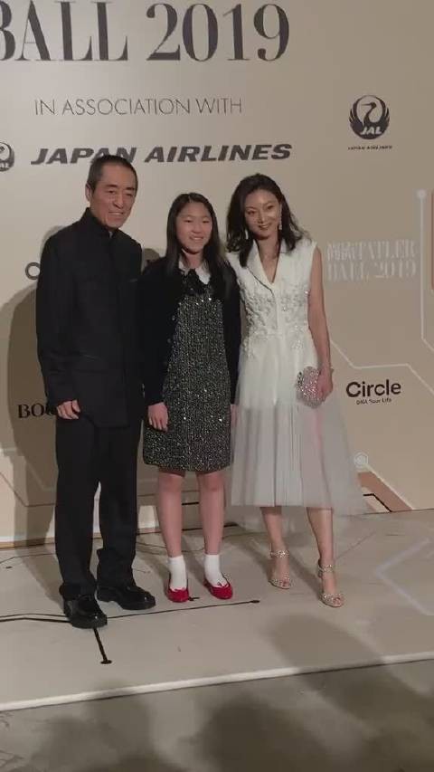 张艺谋一家三口，妈妈扮得像公主，女儿扮的像大妈