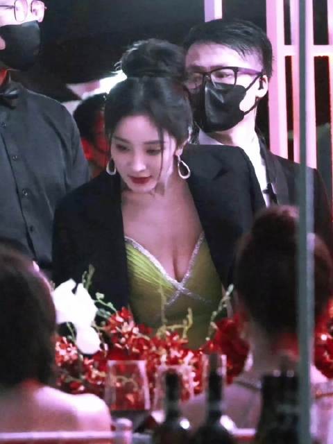 杨幂活动直拍 盘发能最大化把脸露出来,长的越好看盘发也就越美