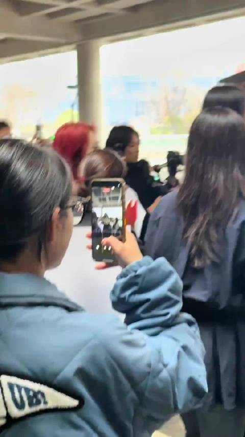 林俊杰出席女友大学毕业典礼引关注