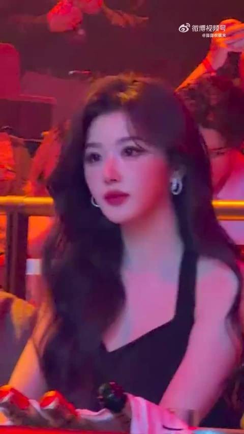 孔雪儿上海晚宴穿挂脖黑裙亮相，夜色衬显优雅身段