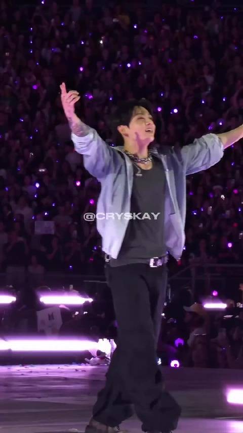 小幅度扭啊扭也勾人 /logo 260519 BTS世巡 STANFORD演唱会Day3