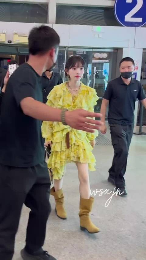 田曦薇出发新加坡机场路透，小田这个造型好明媚
