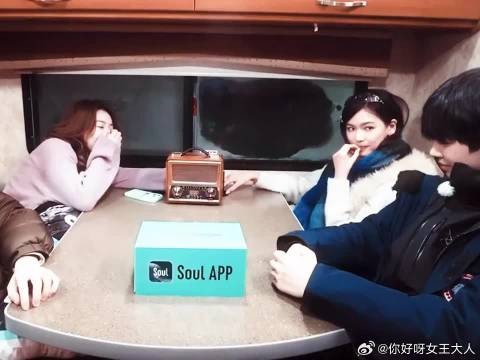 女孩紧张到撕嘴皮了~颜颜其实已经动了心了