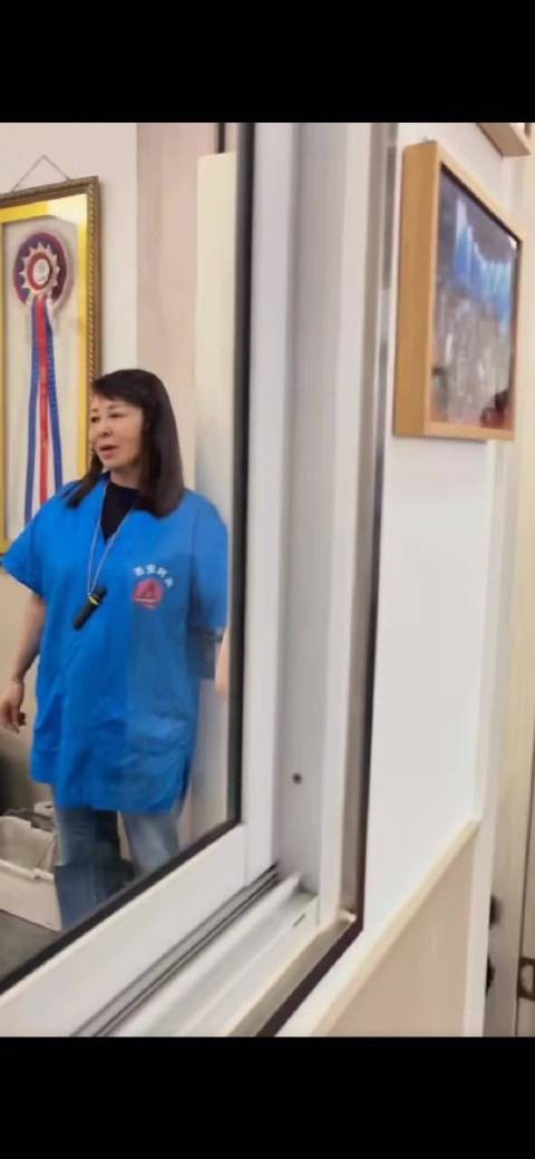 霍思燕穿平底鞋携老公儿女现身，事业家庭双丰收