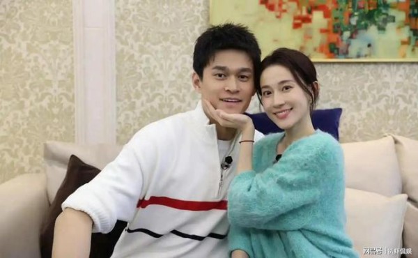 孙杨让张豆豆当众道歉，张豆豆忍气吞声令人心疼，独自坐窗边落泪