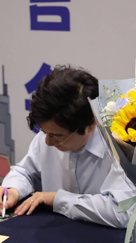 别人五十准备退休,他五十忙着进录音棚发AI批评,顺带把选美后台视察一遍