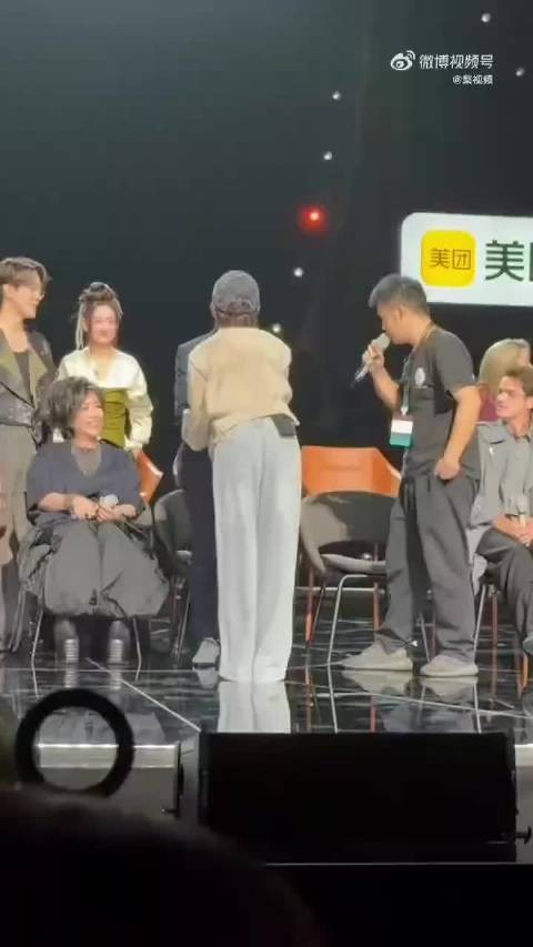 庾澄庆问窦靖童怎么称呼，歌手发布会现逗趣互动