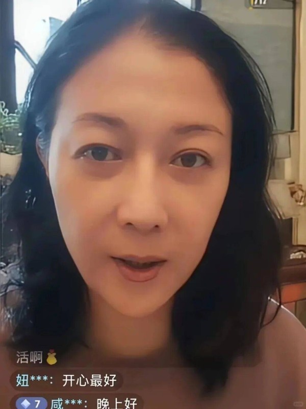 香港知名女星自曝与女儿破冰，泪洒直播间，曾患严重抑郁症