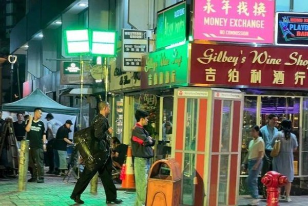 香港男神电影新造型曝光，光头胡须男人味爆灯，颠覆昔日形象