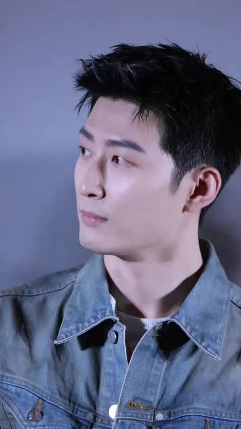 窦骁新剧饰演狂热追星站哥,为偶像豪掷千金