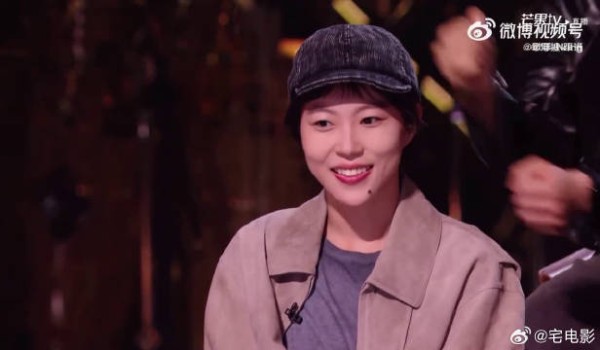 这次首发的彩排片段，能直观感受到她极具个人风格的演唱方式