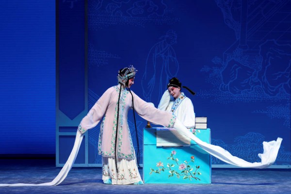 《牡丹亭》打头阵，首届中国戏剧梅花奖国际化优秀剧目展演开幕