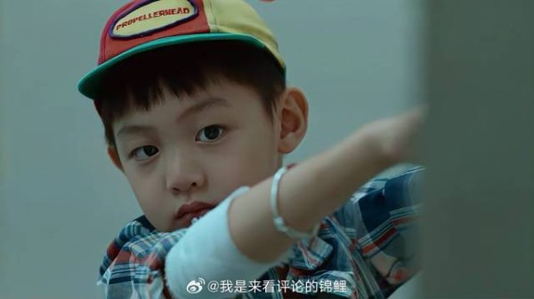 男孩肚子上厕所，下秒出来发现姐姐丢了，立马慌了神！