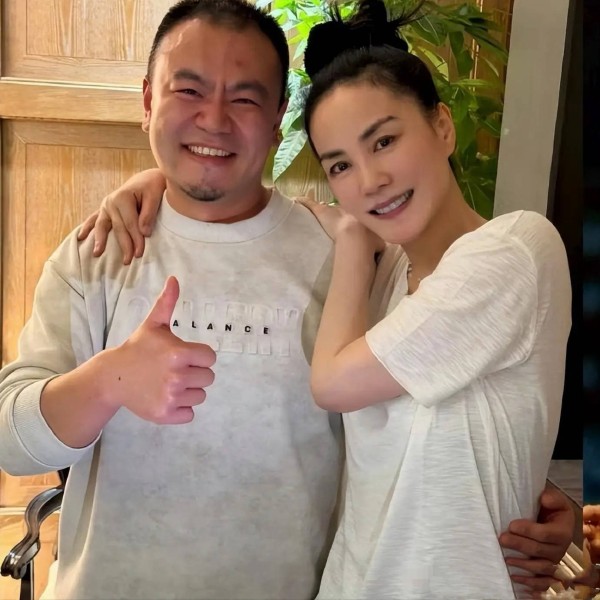 和男友人亲密搂腰后，王菲公开承认喜欢张嘉译，真实品行藏不住了
