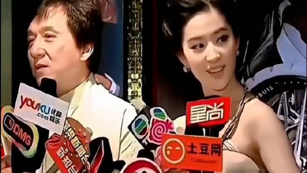 刘亦菲采访遭工作人员干扰温柔回怼