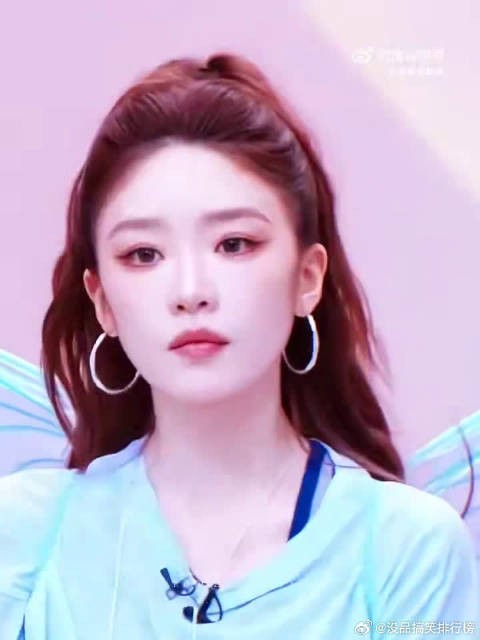 舞台上气场全开的队长,私下里竟是动画爱好者,张月的反差萌真的戳中人心