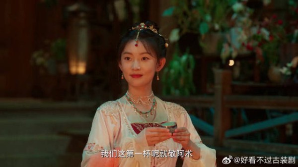 元莫没胆子表白阿术，馆主知道他害羞，提议酒后吐真言