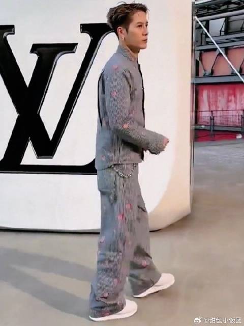 王嘉尔在巴黎,这个松弛感真是太棒了