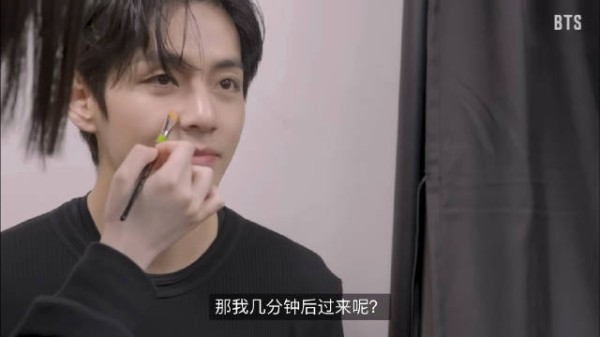 金泰亨kpop永一 给美人化妆的工作我也想做 不过和完美的素颜根本没区别嘛