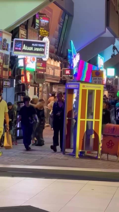 香港街頭拍戲，很多人圍觀，男演員很帥！
