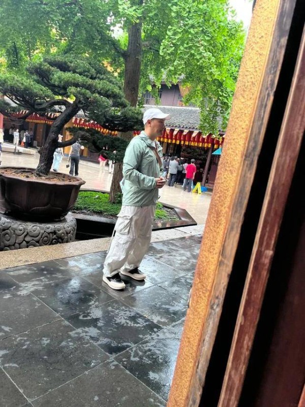 香港男星变样认不出，昔日长发男神变成熟大叔，曾短暂出家7天
