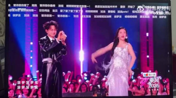 谢娜浪姐直播唱菠萝菠萝蜜与何炅隔空互动