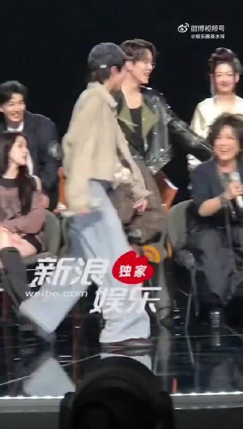 庾澄庆直播问窦靖童称呼,歌手2026发布会现有趣互动