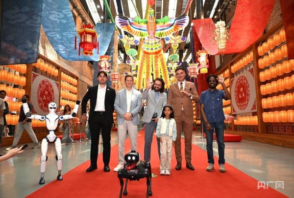 驻华使节走进北京朝阳区 沉浸式体验中国新文创市集