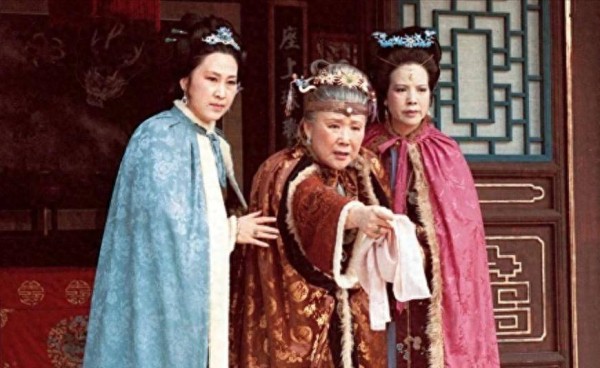 红楼梦：看懂王夫人的真实身份，才知道贾宝玉为何不能喊她“妈”