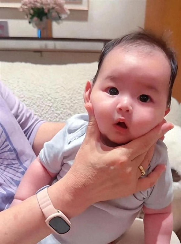 马筱梅大方晒出儿子正脸，汪宝模样软萌，颜值太讨喜