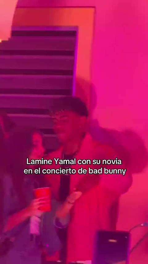 亚马尔和新女友观看坏兔子演唱会，两人手拉手十分暧昧