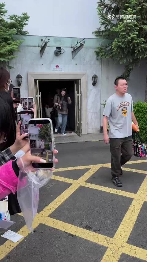 接唱成功后众人为鹿晗庆生，害羞模样逗趣