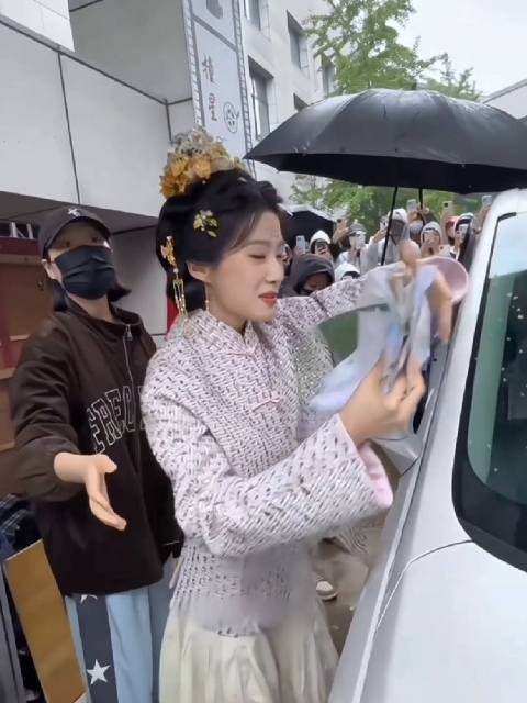 卢昱晓上班收信与粉丝暖心互动