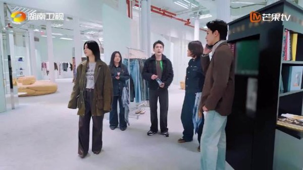 周峻炜伦敦腔与中介沟通引关注