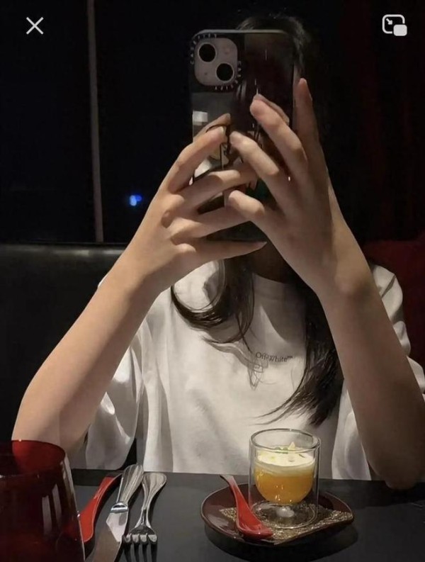 5月23日汪小菲陪玥儿吃法餐,父女闲聊氛围超好,玥儿又长高了