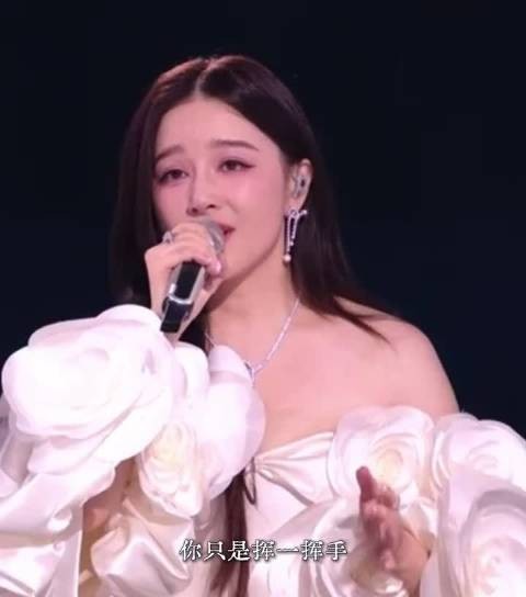 阚清子新造型演绎rapper与海盗船长双身份